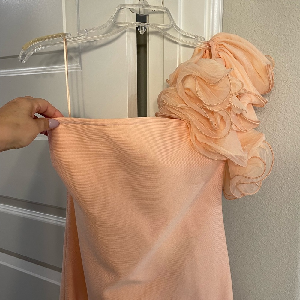 🧡 NWT Fashion Nova Peach Asymmetrical One Shoulder Gown Size L🍑 - Picture 2 of 5